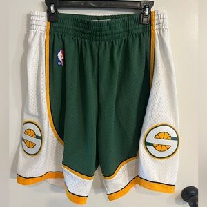 Men’s size large Hardwood Classics Mitchell & Ness Seattle SuperSonics Shorts re